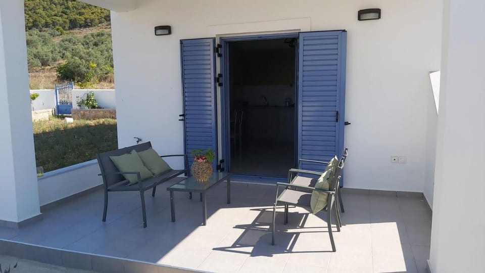 Patio, Facade/entrance, Balcony/Terrace