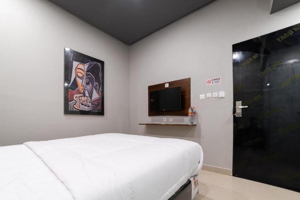 Bed, TV and multimedia, Photo of the whole room, Bedroom