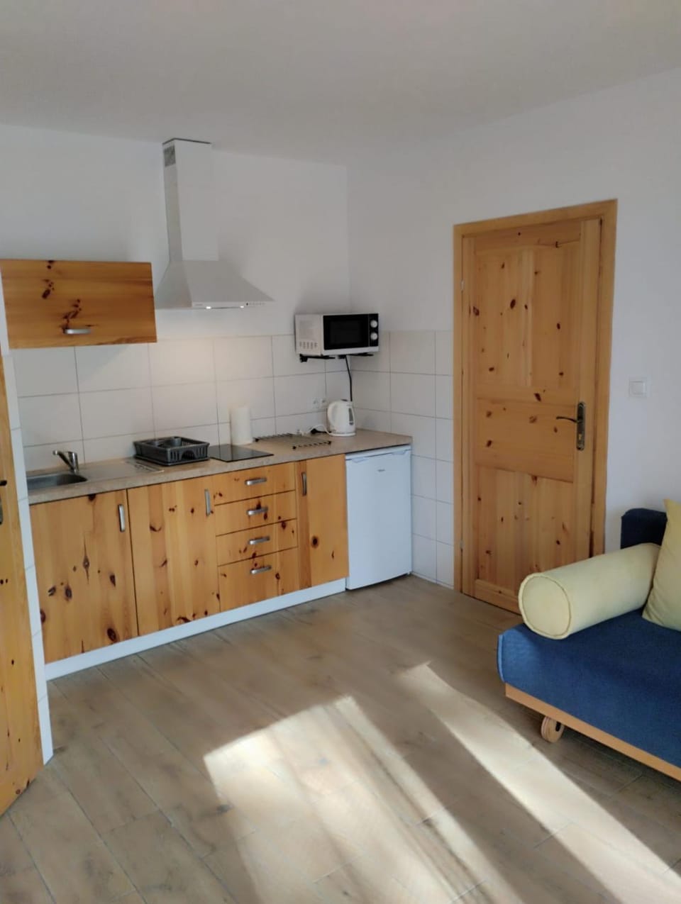 Coffee/tea facilities, Kitchen or kitchenette, furniture, stove