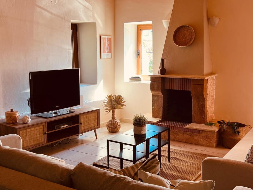 TV and multimedia, Living room, Seating area, flat iron