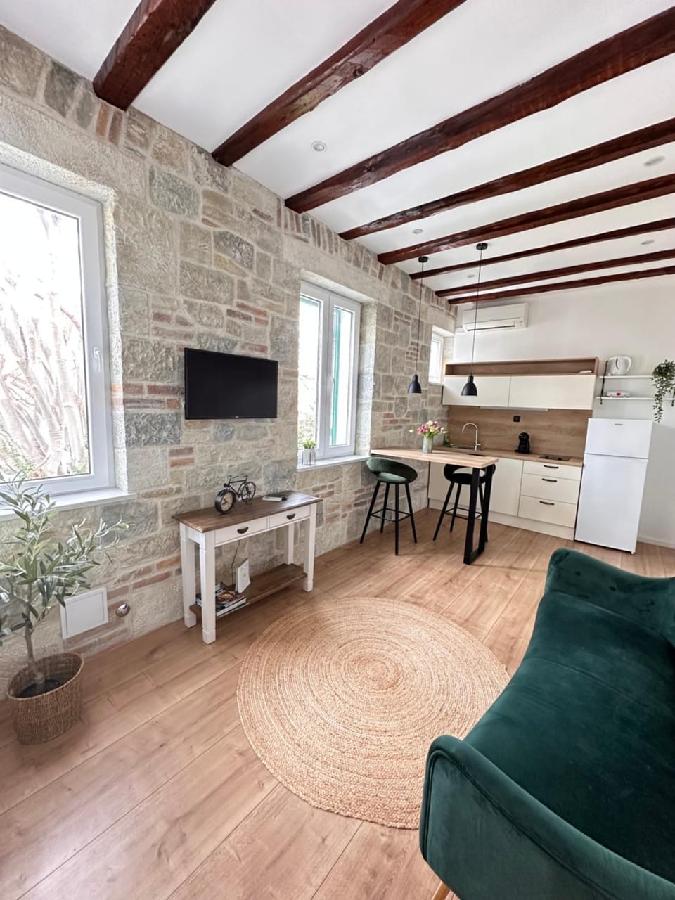 Kitchen or kitchenette, Seating area, Dining area
