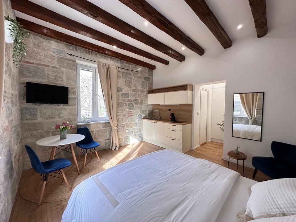Bed, TV and multimedia, Kitchen or kitchenette