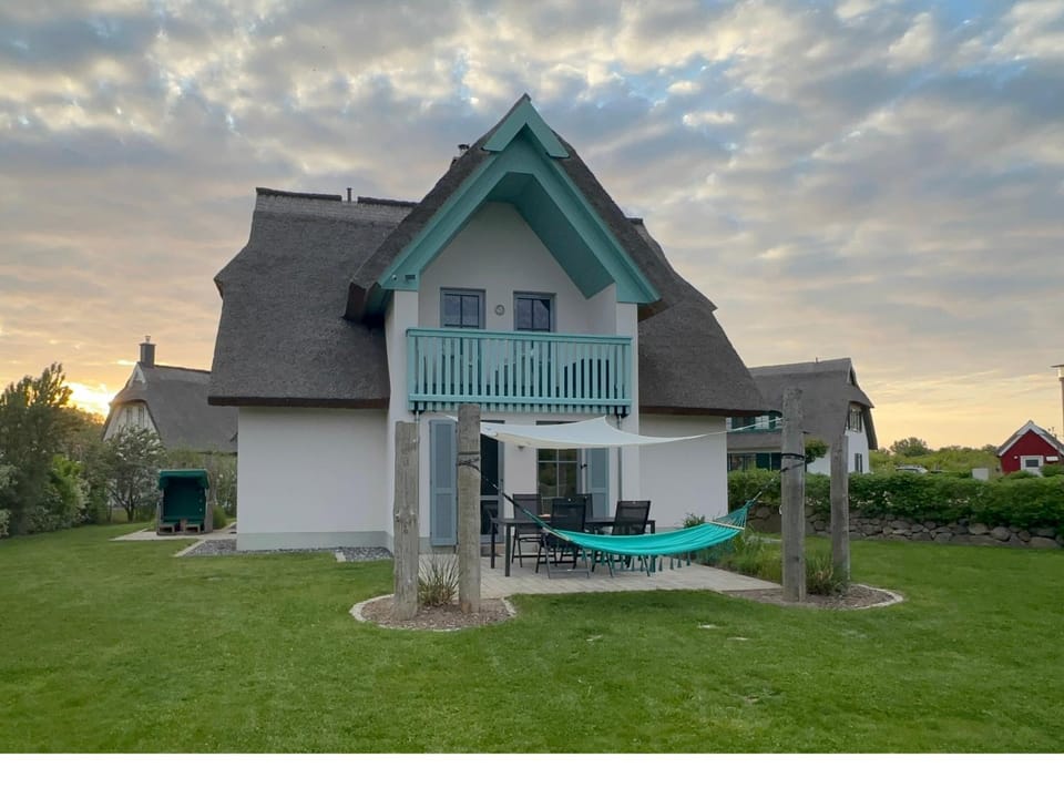 Property building, Garden, Balcony/Terrace, sunbed