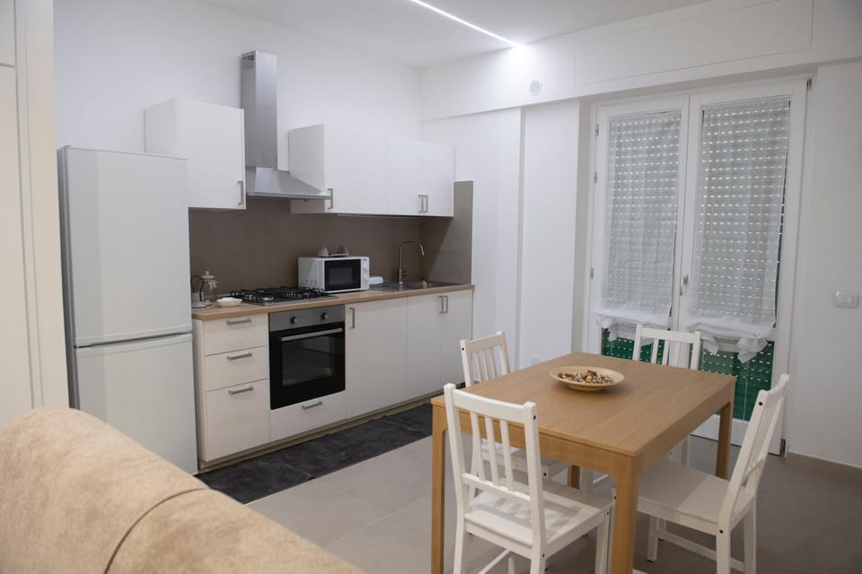 Kitchen or kitchenette, Dining area, Communal kitchen