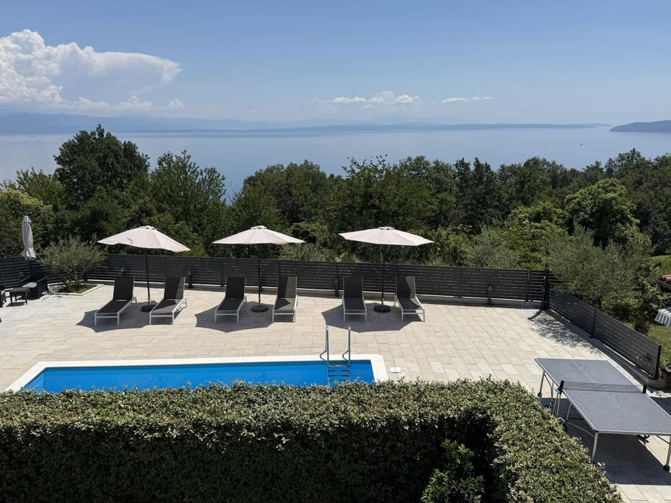 Balcony/Terrace, Spa and wellness centre/facilities, Sea view, Swimming pool, sunbed