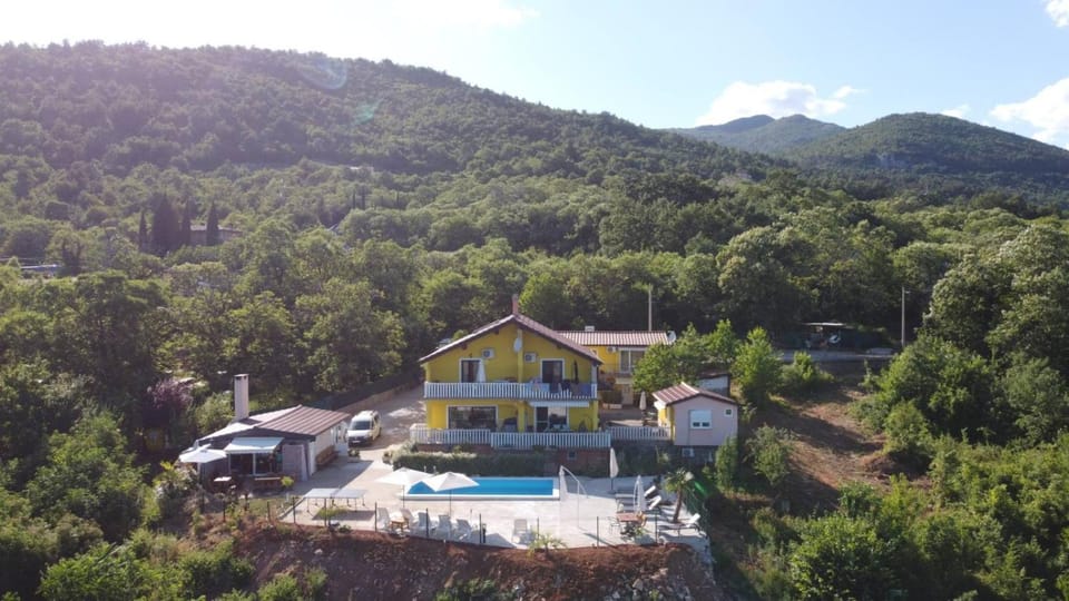 Property building, Natural landscape, Bird's eye view, Mountain view, Pool view, Swimming pool, Parking, sunbed