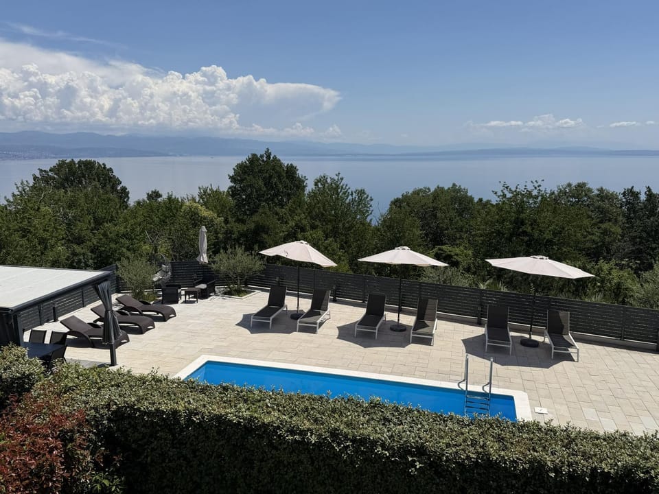 Balcony/Terrace, Spa and wellness centre/facilities, Sea view, Swimming pool, sunbed