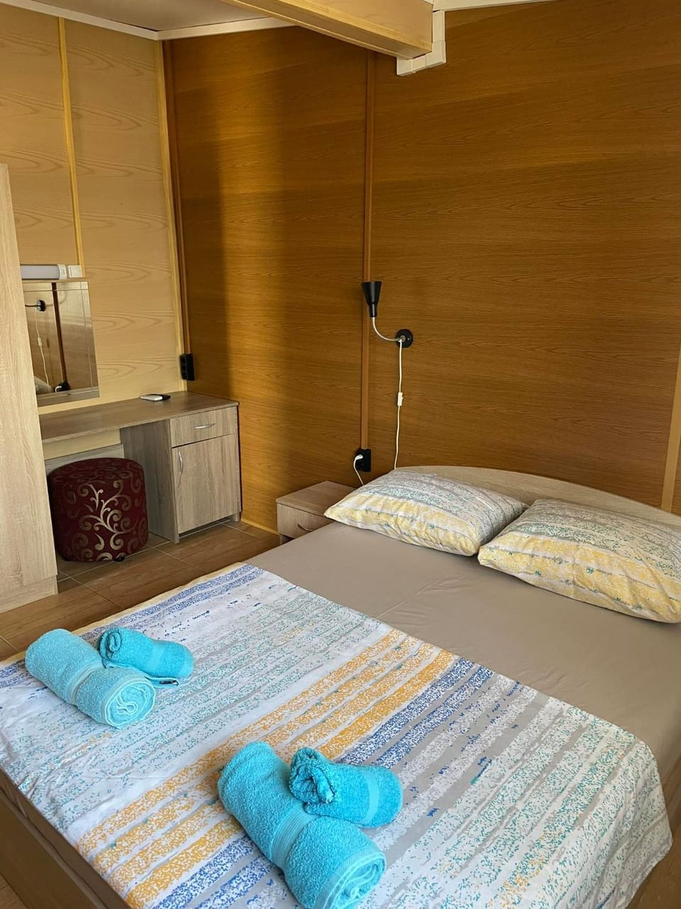 Photo of the whole room, Bedroom, towels, wardrobe