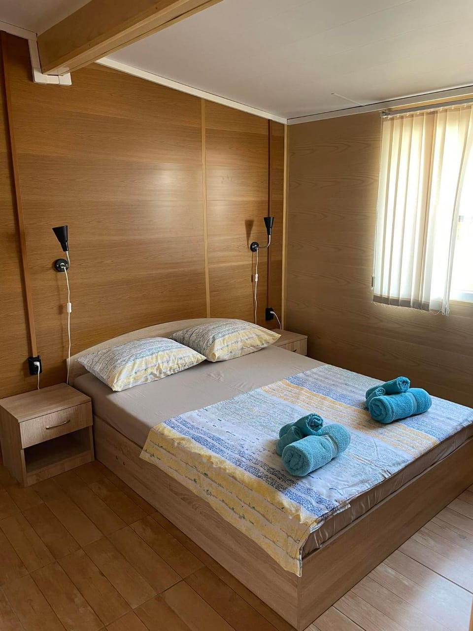 Bed, Bedroom, towels