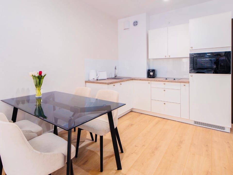 Kitchen or kitchenette, Living room, Seating area, Dining area, Communal kitchen