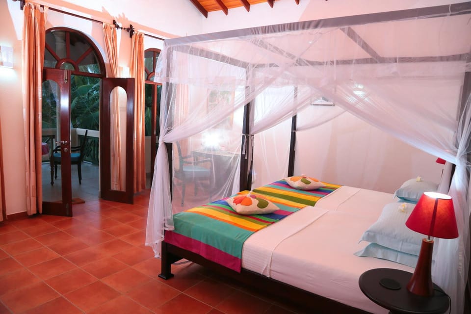 Bedroom, Swimming pool, Swimming pool