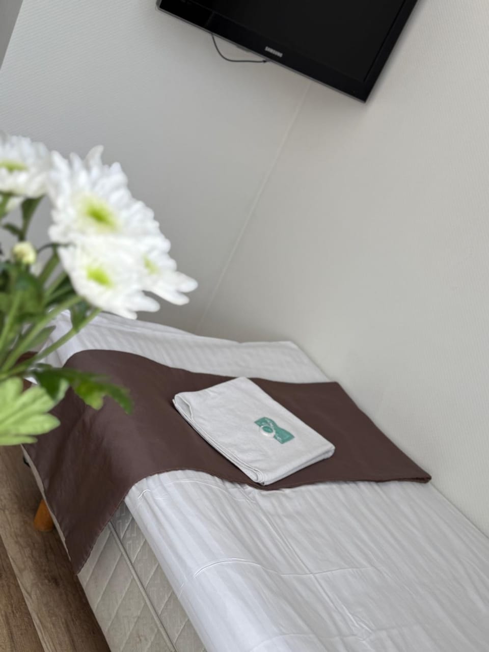 Bed, TV and multimedia, Photo of the whole room, Bedroom, towels