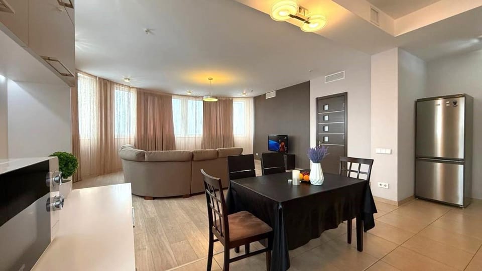 Communal lounge/ TV room, TV and multimedia, Living room, Seating area, Dining area
