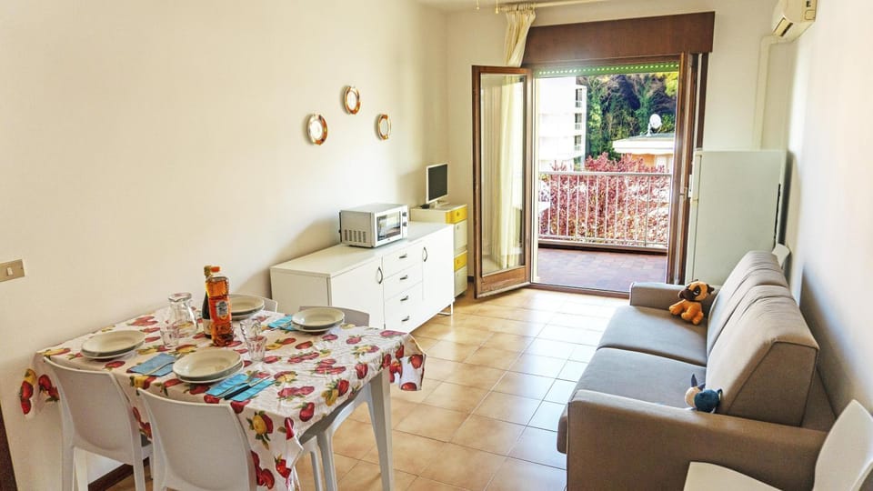 View (from property/room), Balcony/Terrace, Living room, Dining area