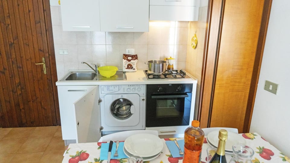 Kitchen or kitchenette, Dining area, oven, stove, washing machine