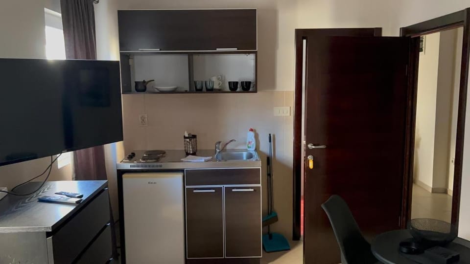 Kitchen or kitchenette, oven, stove