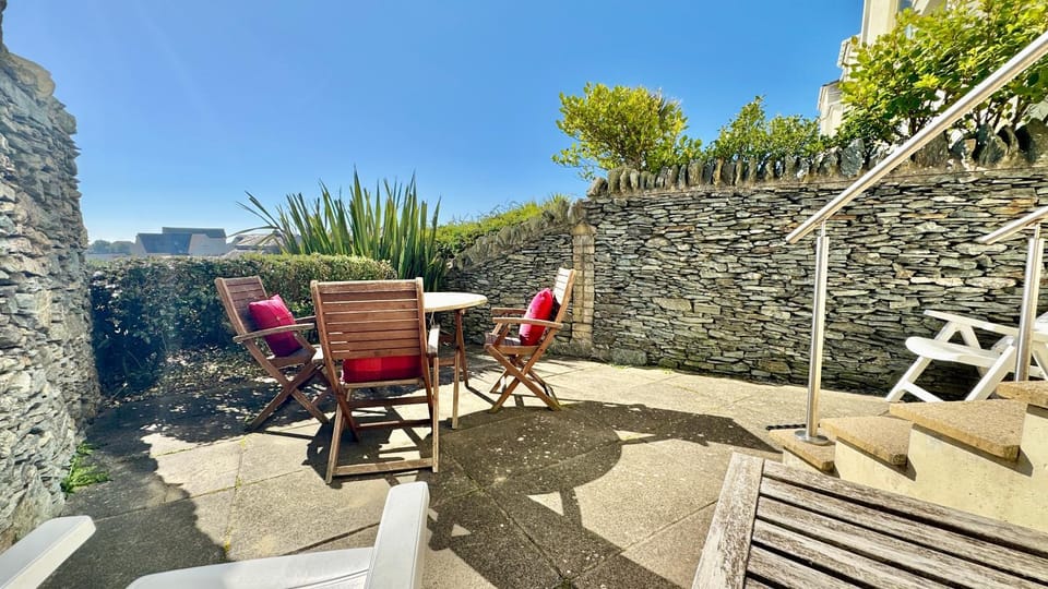 24 CLIFF APARTMENT-3 BED-GROUND FLOOR-SEA VIEWS House in Trearddur Bay