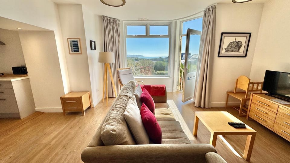 24 CLIFF APARTMENT-3 BED-GROUND FLOOR-SEA VIEWS House in Trearddur Bay