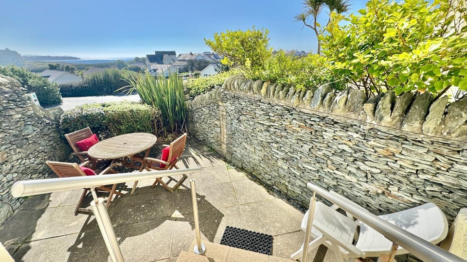 24 CLIFF APARTMENT-3 BED-GROUND FLOOR-SEA VIEWS House in Trearddur Bay