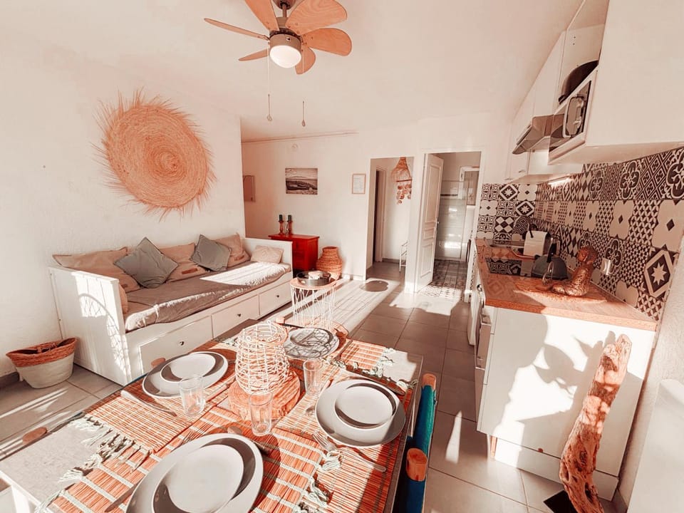 Seating area, Dining area