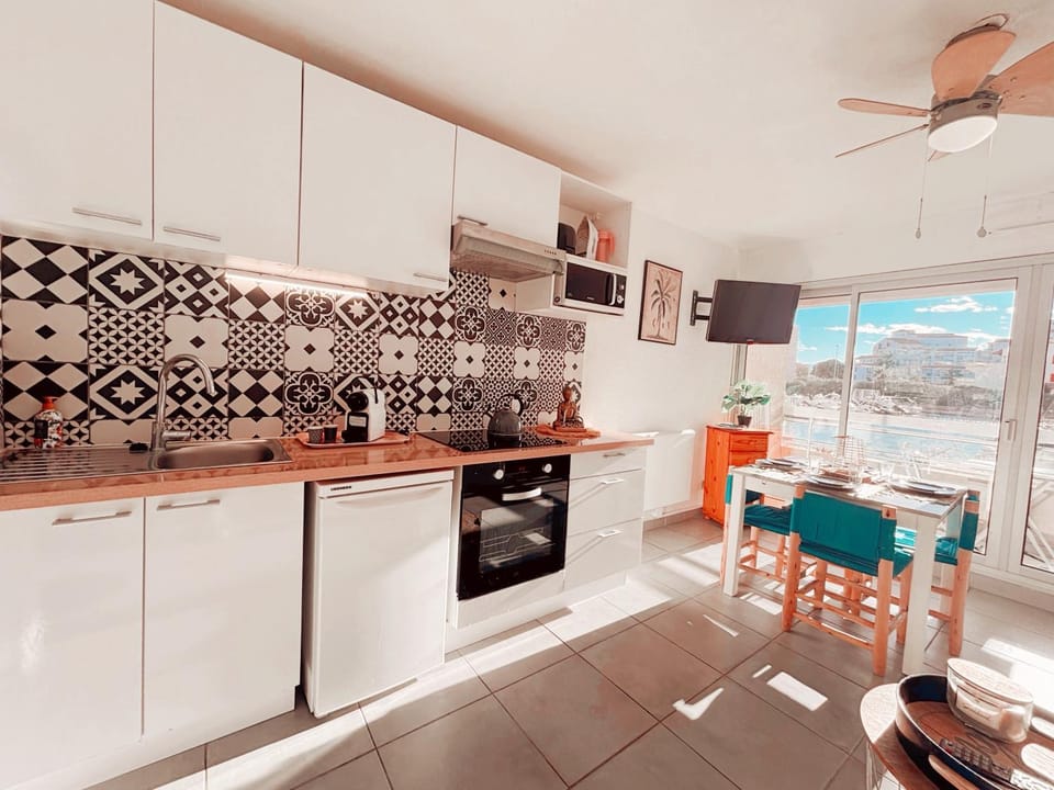 Kitchen or kitchenette, Dining area