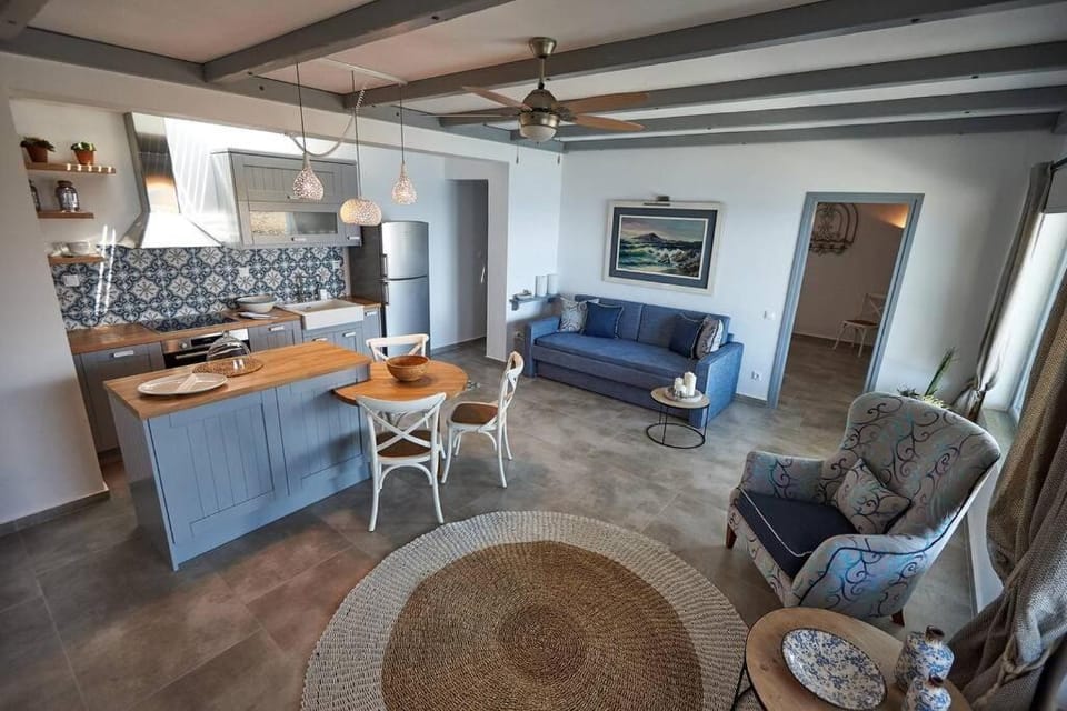 Kitchen or kitchenette, Living room
