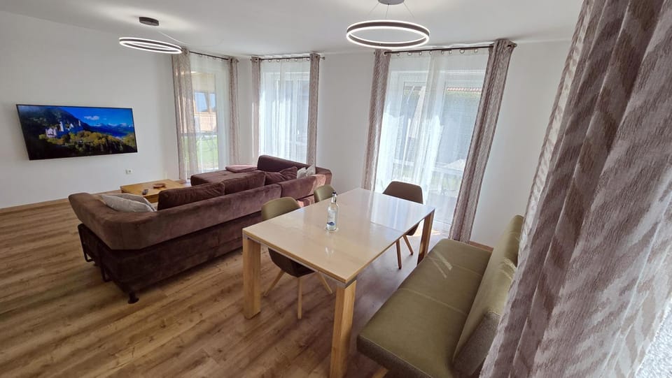 TV and multimedia, Photo of the whole room, Seating area, Dining area