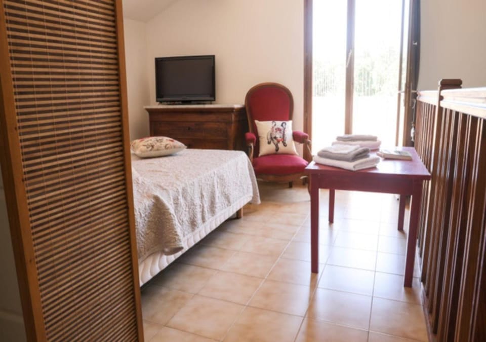 Photo of the whole room, Bedroom