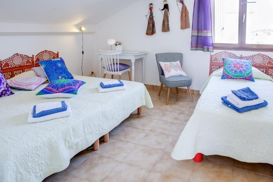 Photo of the whole room, Bedroom