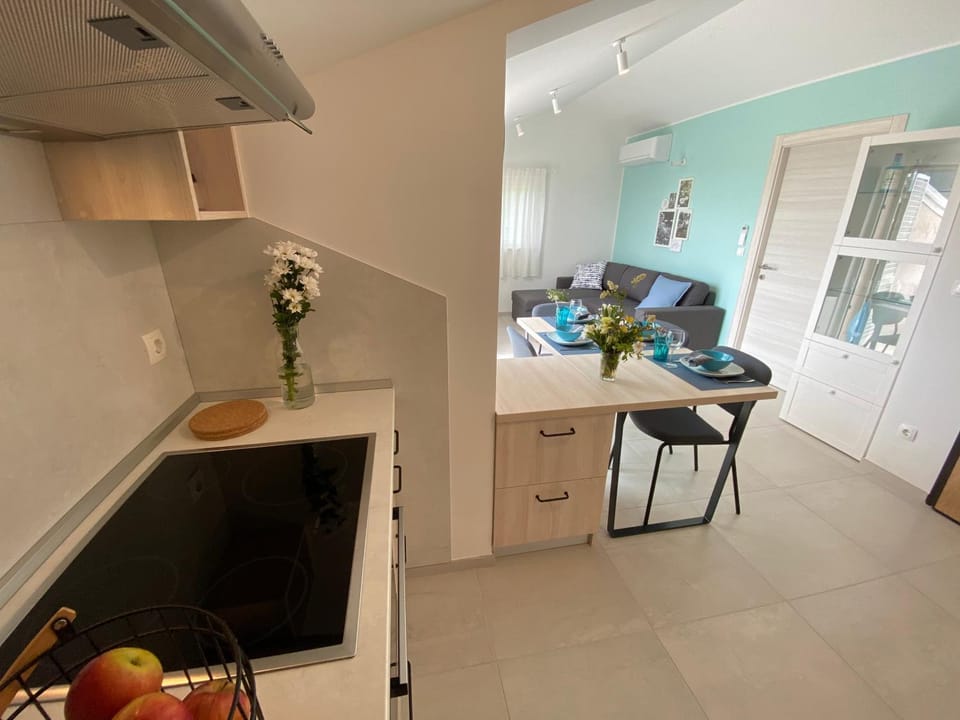 Kitchen or kitchenette, Living room, Seating area, Dining area, stove