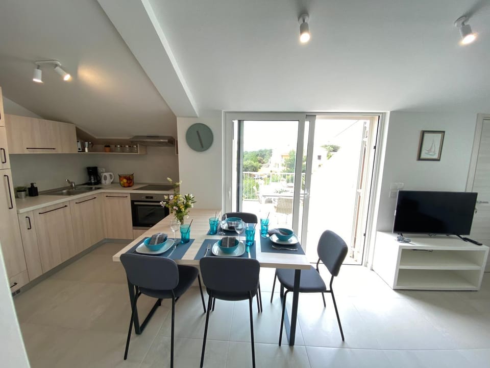 TV and multimedia, Kitchen or kitchenette, Dining area