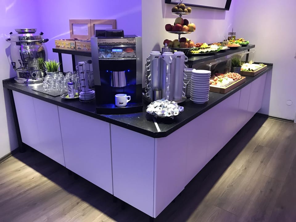 Restaurant/places to eat, Food and drinks, Buffet breakfast