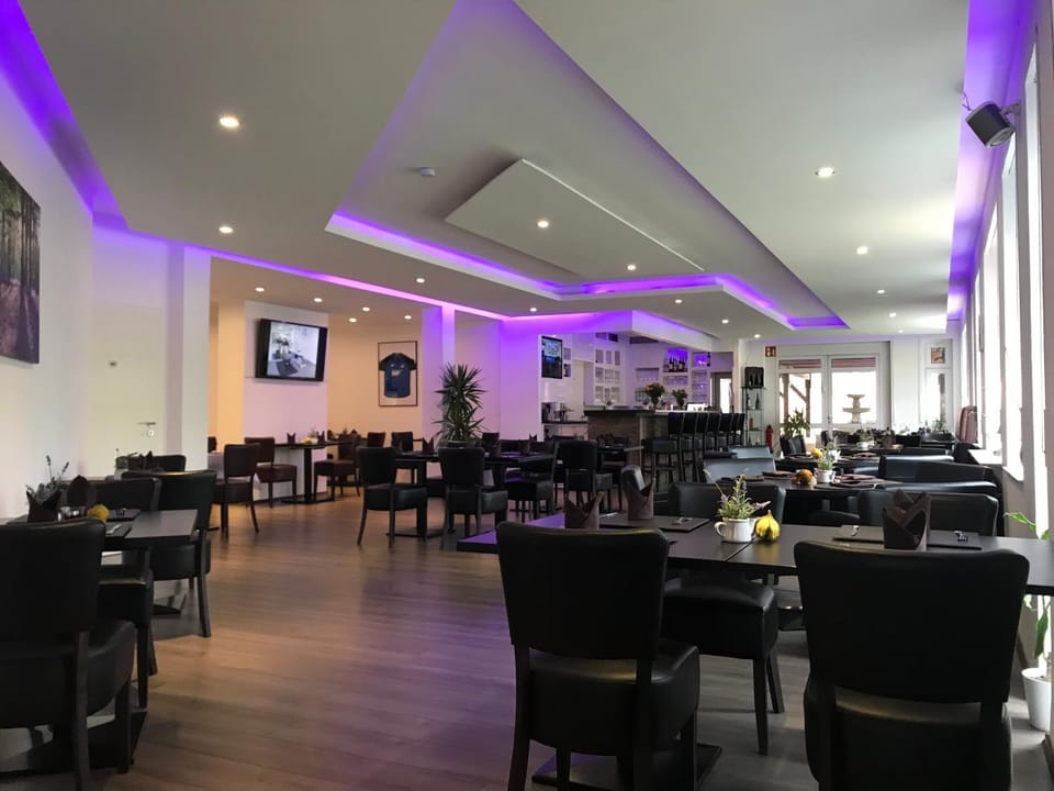 Restaurant/places to eat, Lounge or bar