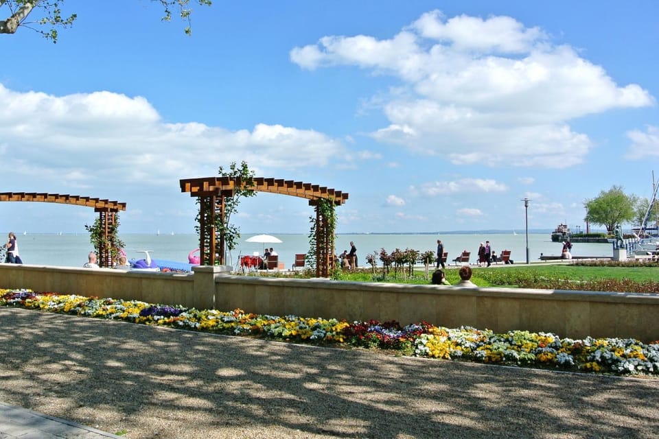 Nearby landmark, Neighbourhood, Beach