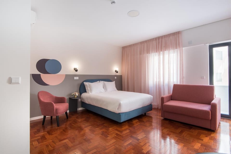 Bed, Seating area, Bedroom