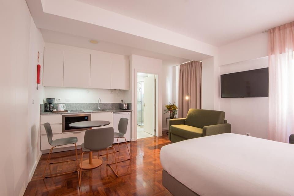 Bed, TV and multimedia, Kitchen or kitchenette, Living room, Photo of the whole room, Seating area, Dining area, Bedroom, minibar, oven, pet friendly, stove