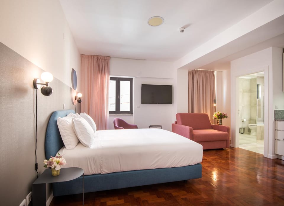 Bed, TV and multimedia, Living room, Photo of the whole room, Seating area, Bedroom