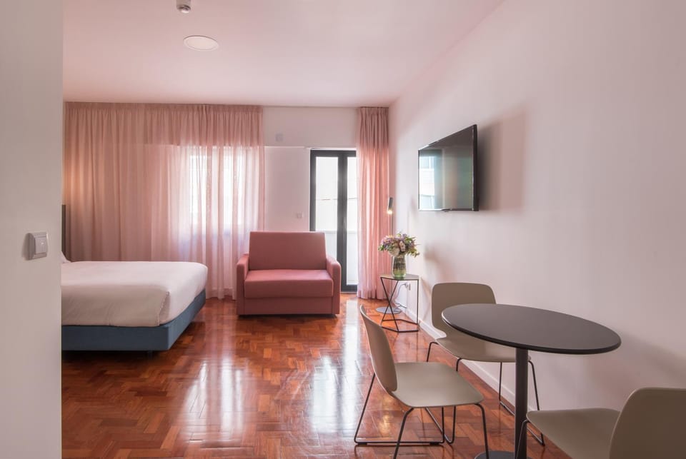 Bed, TV and multimedia, Photo of the whole room, Seating area, Bedroom