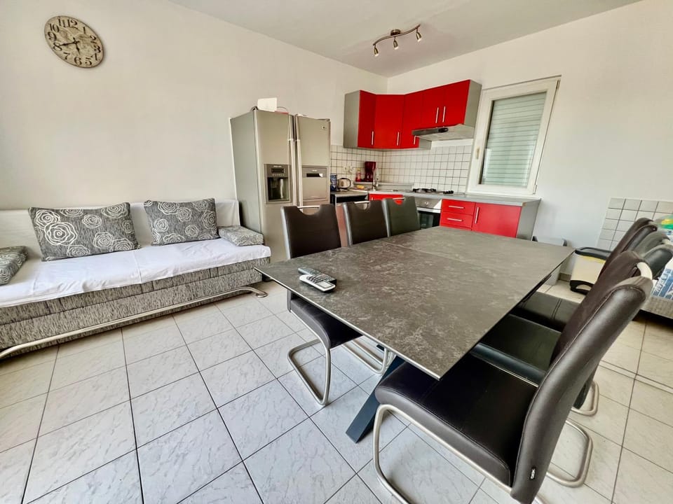 Kitchen or kitchenette, Seating area, Dining area