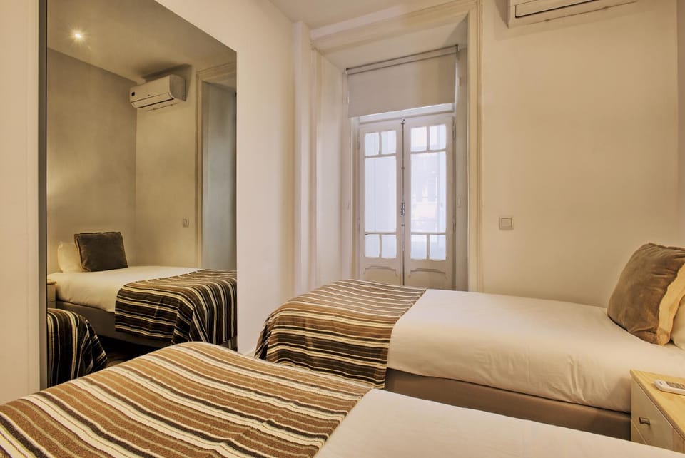 Property building, Bed, Photo of the whole room