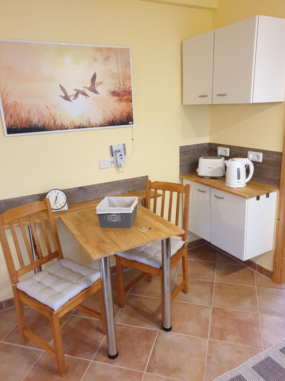 Coffee/tea facilities, Kitchen or kitchenette, Seating area, Dining area