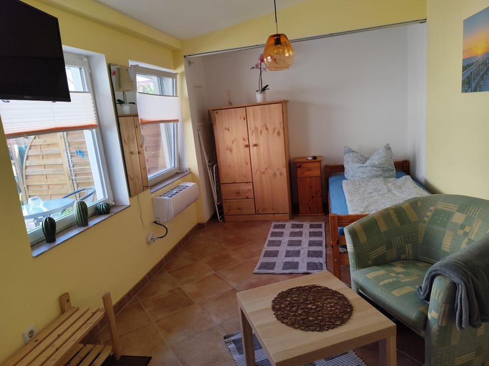 Bed, Living room, Photo of the whole room, Bedroom