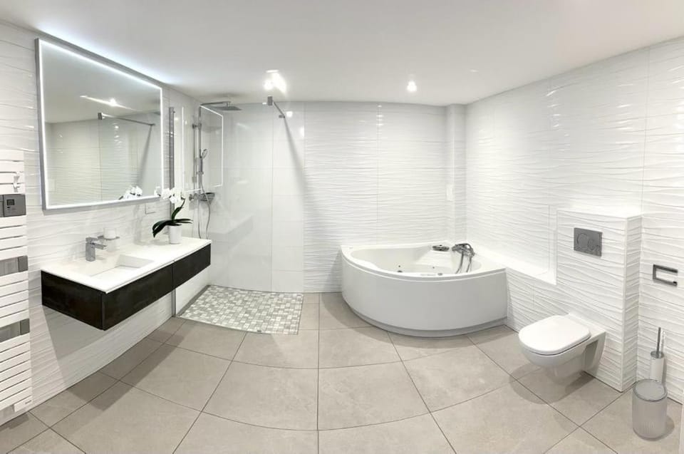 Hot Tub, Bathroom