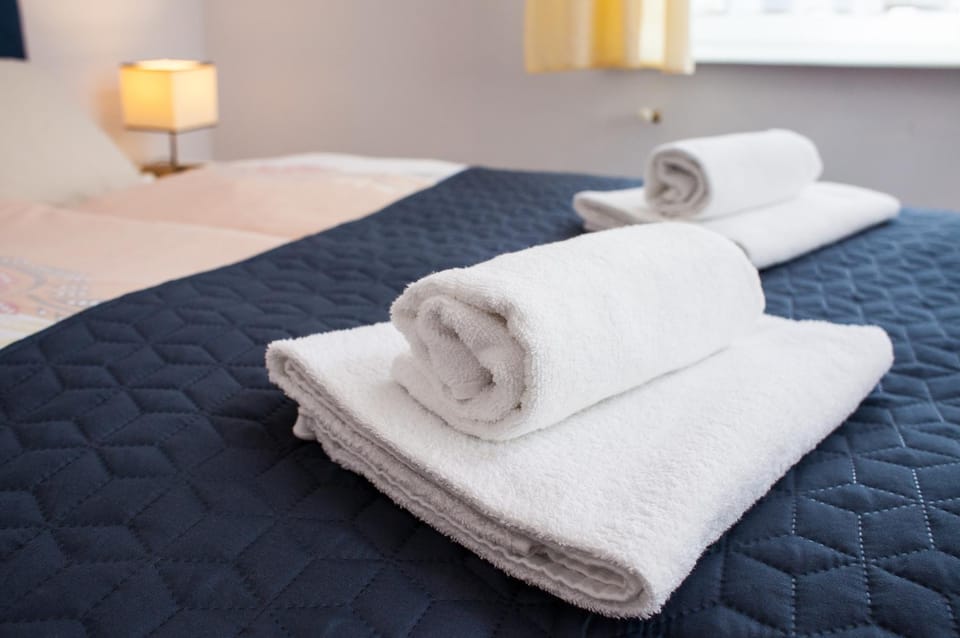 Bed, Bedroom, towels