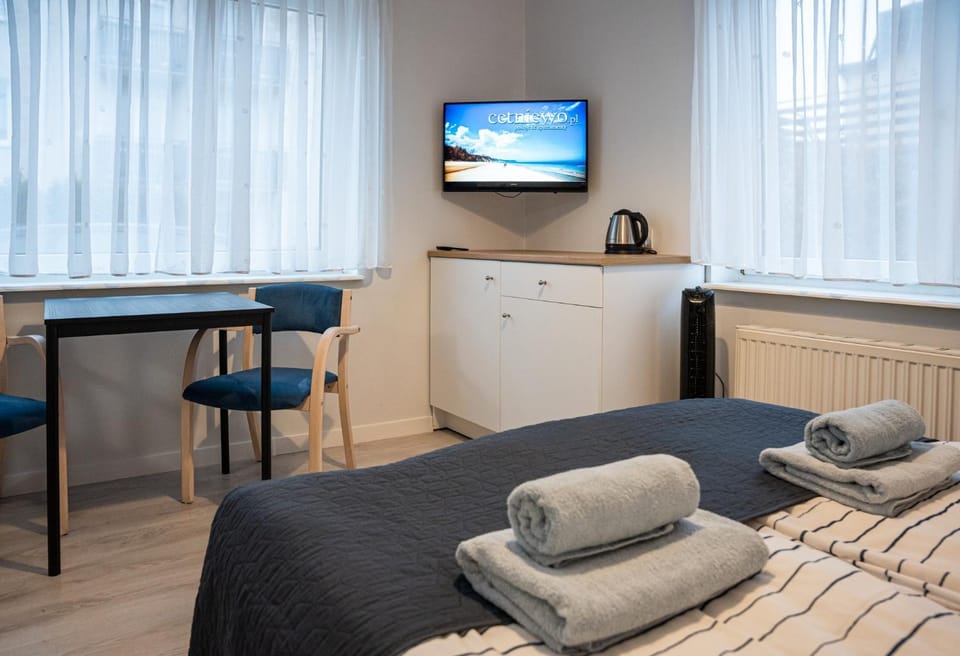 Coffee/tea facilities, Kitchen or kitchenette, Photo of the whole room, towels