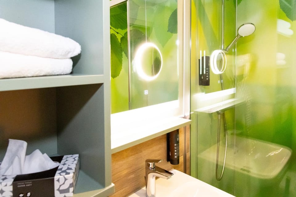 Shower, Bathroom, towels