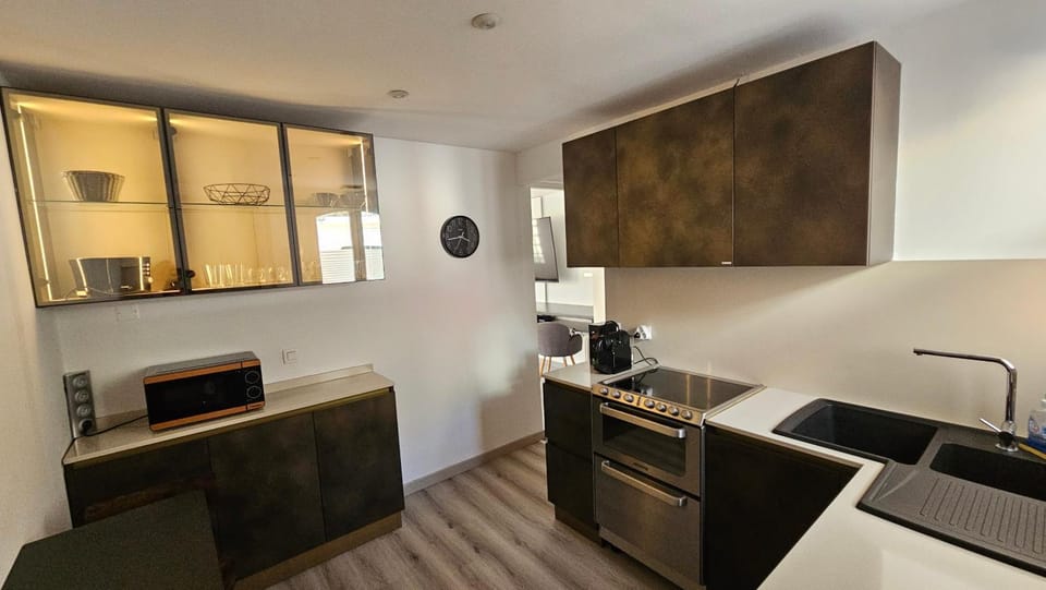 Coffee/tea facilities, dishwasher, microwave, oven