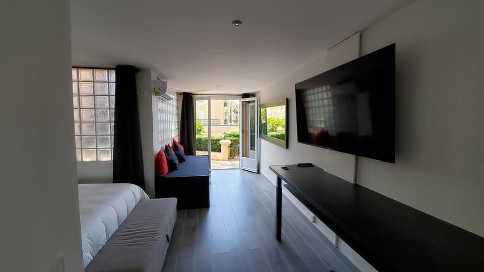 Communal lounge/ TV room, TV and multimedia, Living room, Seating area