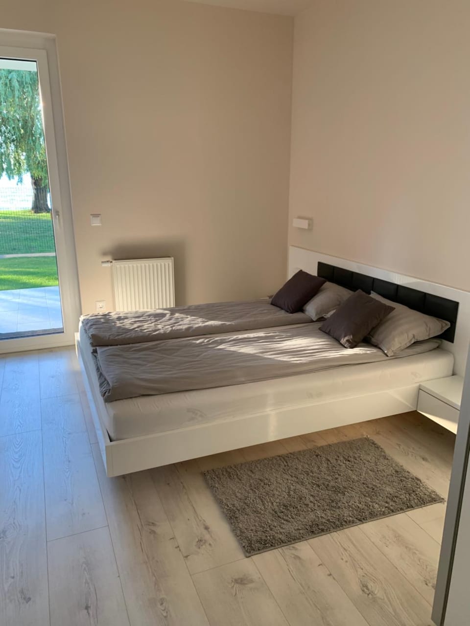 Bed, Bedroom, Garden view, Lake view
