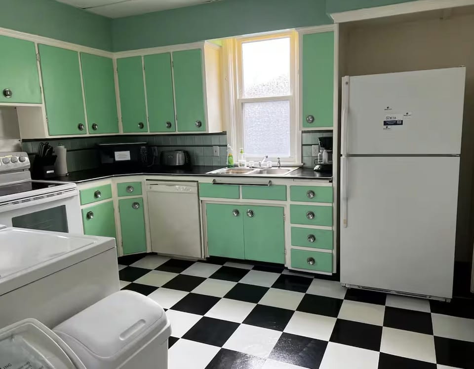 Falls Retreat - Walk to the Falls, the Casino and all Downtown Restaurants - Across from the Aquarium House in Niagara Falls